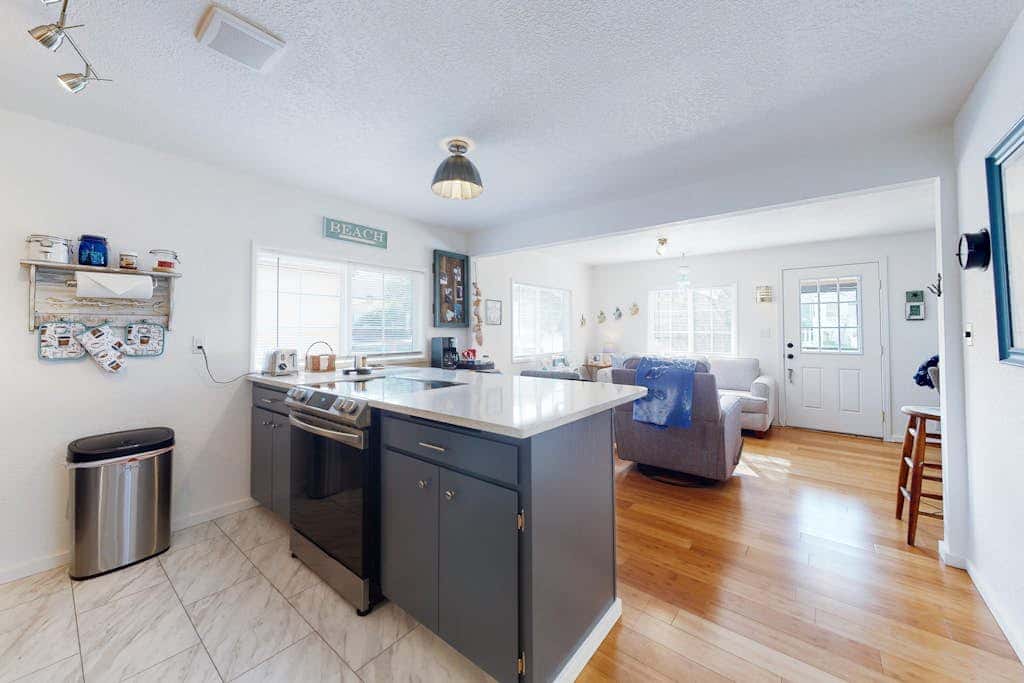 Dog-friendly coastal-themed home with a full kitchen & washer&dryer