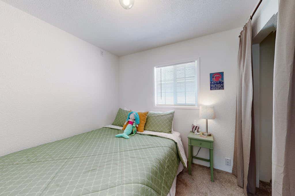 Dog-friendly coastal-themed home with a full kitchen & washer&dryer
