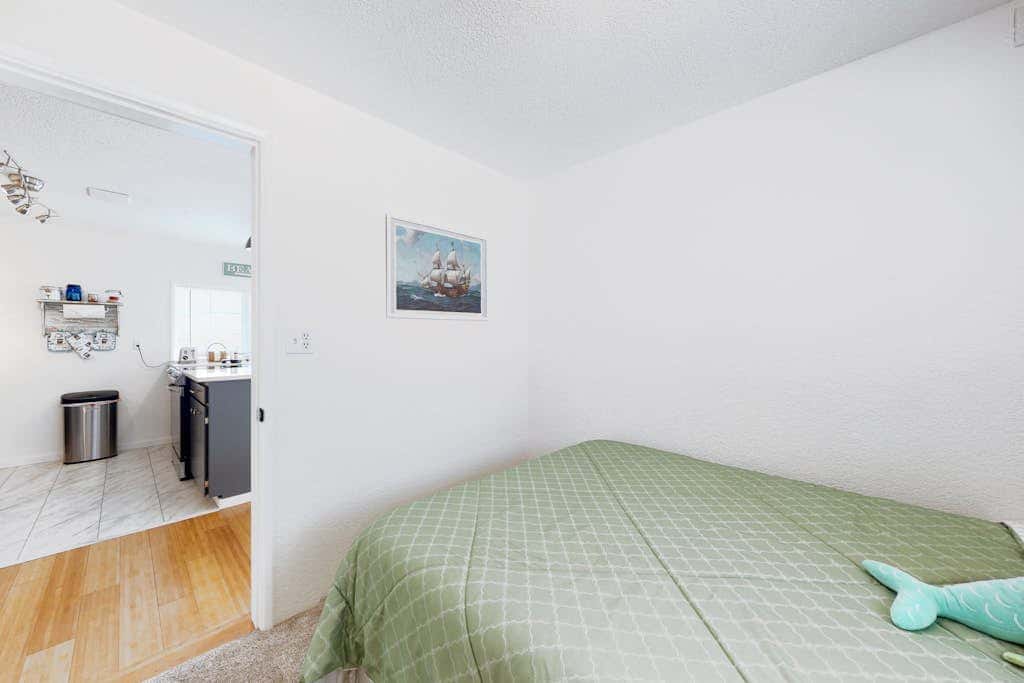 Dog-friendly coastal-themed home with a full kitchen & washer&dryer
