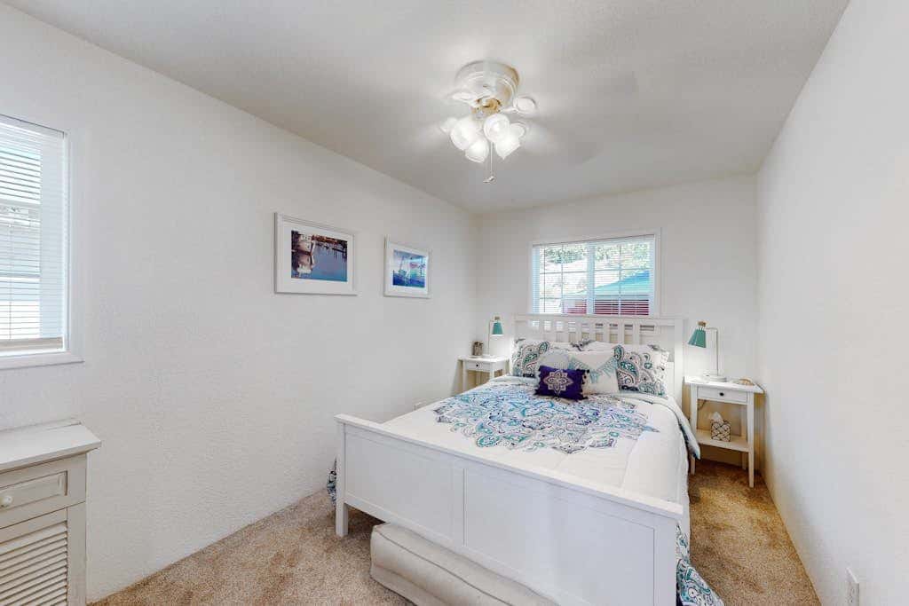 Dog-friendly coastal-themed home with a full kitchen & washer&dryer