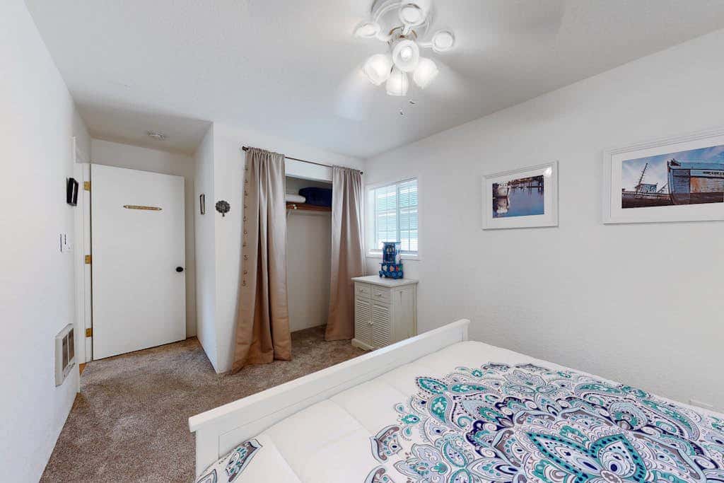 Dog-friendly coastal-themed home with a full kitchen & washer&dryer