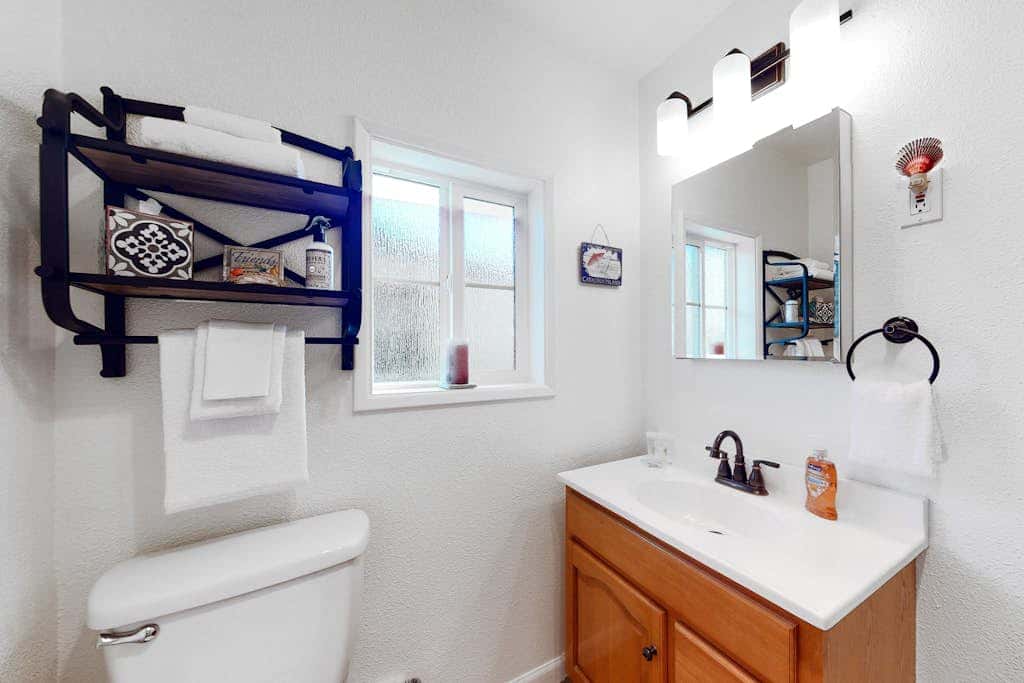 Dog-friendly coastal-themed home with a full kitchen & washer&dryer