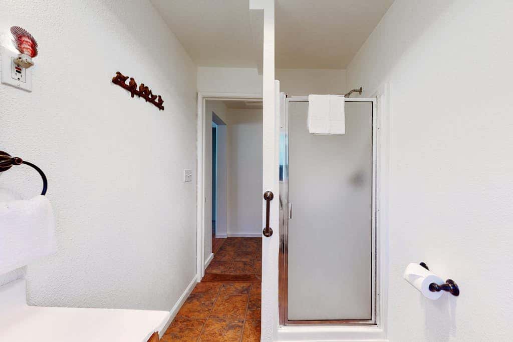 Dog-friendly coastal-themed home with a full kitchen & washer&dryer