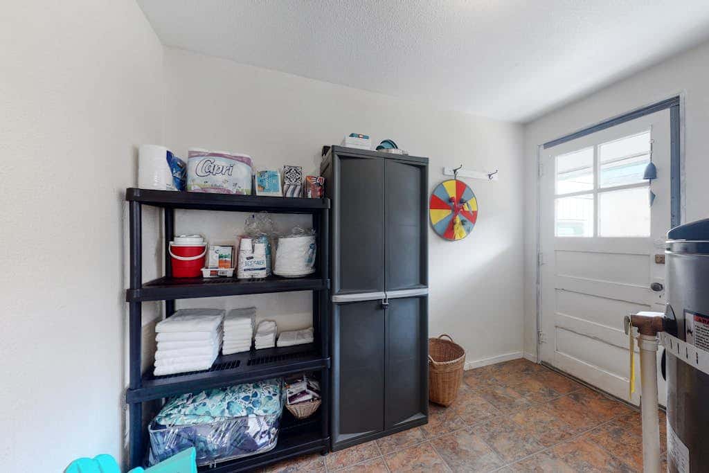 Dog-friendly coastal-themed home with a full kitchen & washer&dryer