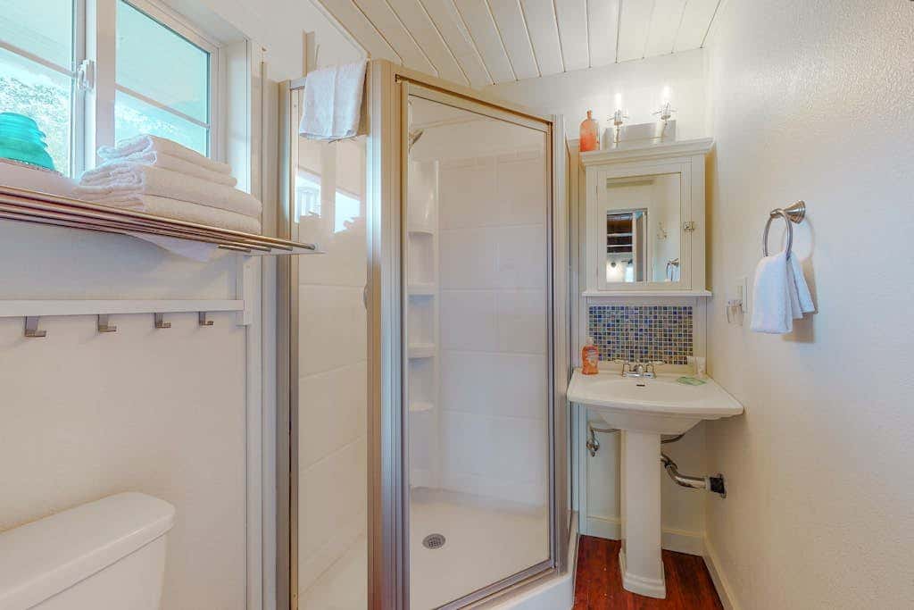 Dog-friendly ADU with a full kitchen & shared washer&dryer - near the water