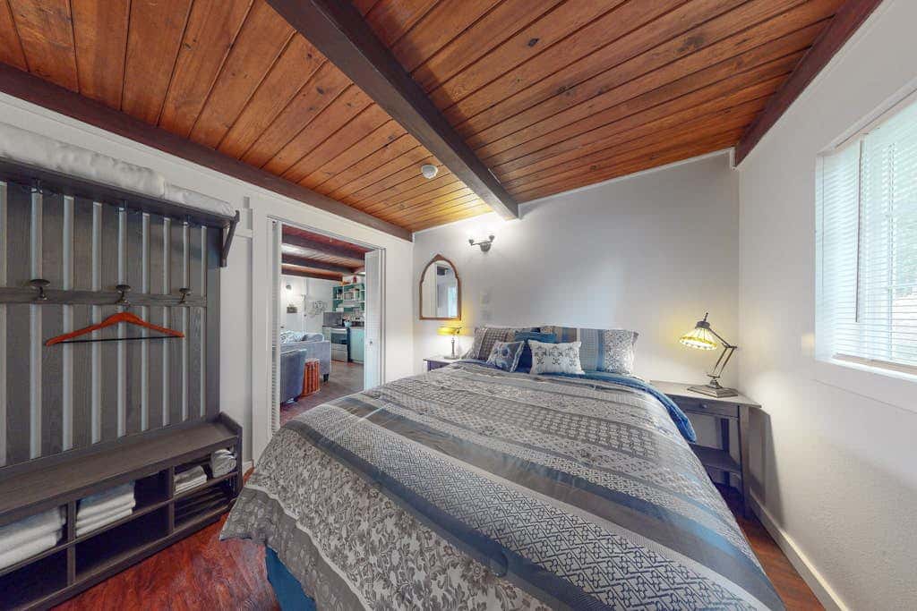 Dog-friendly ADU with a full kitchen & shared washer&dryer - near the water