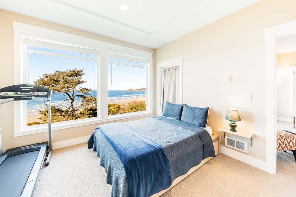 Oceanfront top floor condo with stunning views gas fireplace and grill