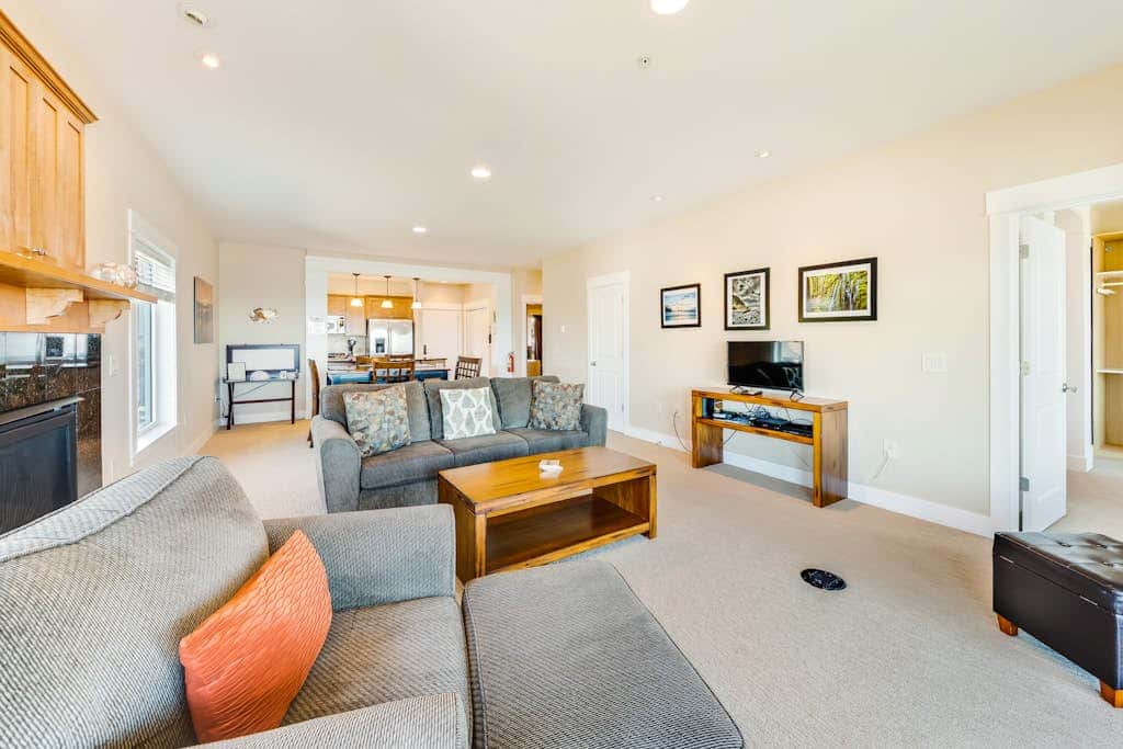 Oceanfront top floor condo with stunning views gas fireplace and grill
