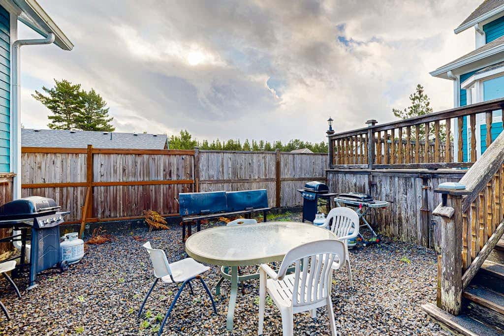 Dog-friendly cottage with pool table, fast WiFi, fireplace, W/D - walk to beach
