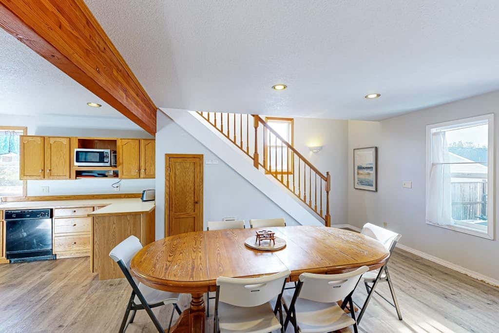 Dog-friendly cottage with pool table, fast WiFi, fireplace, W/D - walk to beach