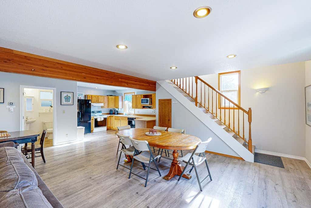Dog-friendly cottage with pool table, fast WiFi, fireplace, W/D - walk to beach
