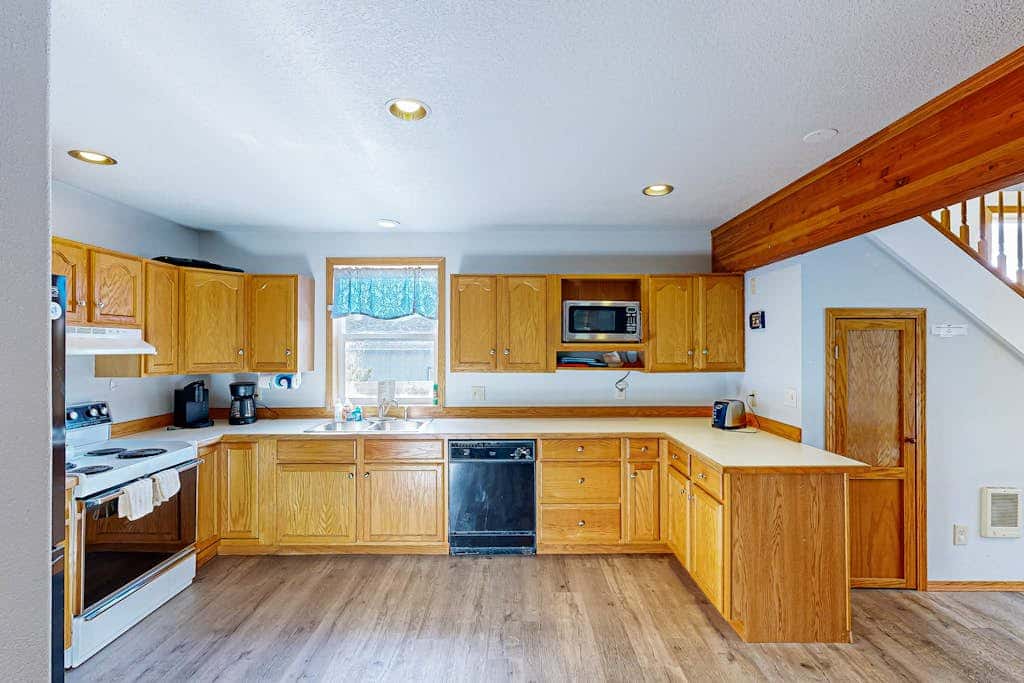 Dog-friendly cottage with pool table, fast WiFi, fireplace, W/D - walk to beach