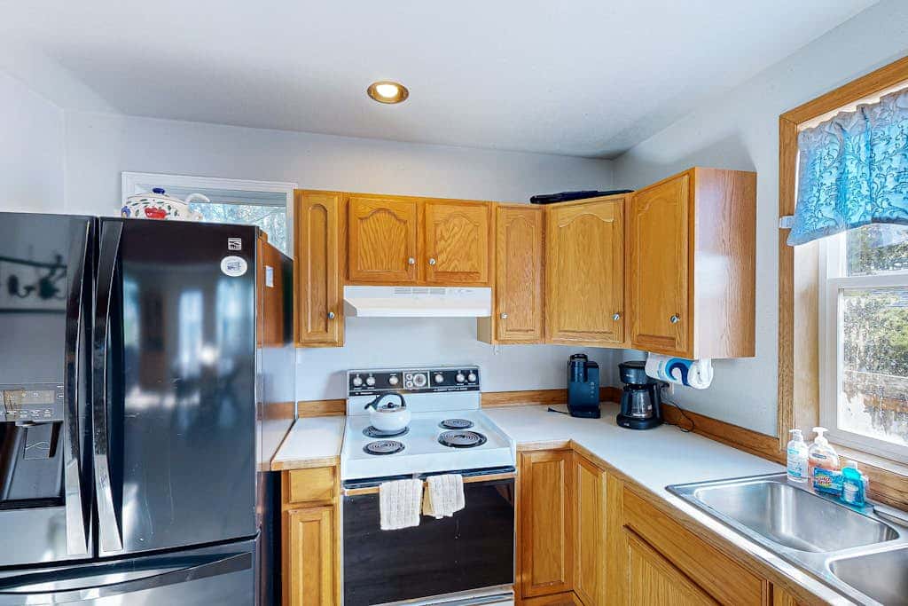 Dog-friendly cottage with pool table, fast WiFi, fireplace, W/D - walk to beach