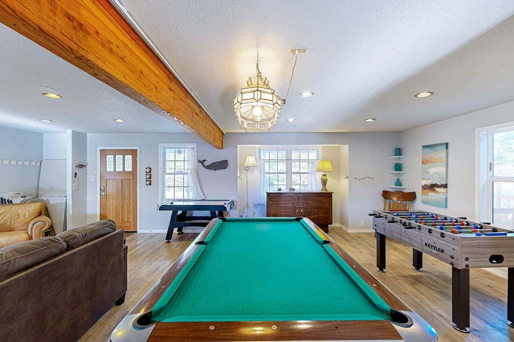 Dog-friendly cottage with pool table, fast WiFi, fireplace, W/D - walk to beach