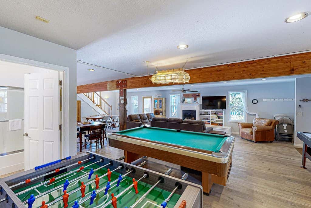 Dog-friendly cottage with pool table, fast WiFi, fireplace, W/D - walk to beach