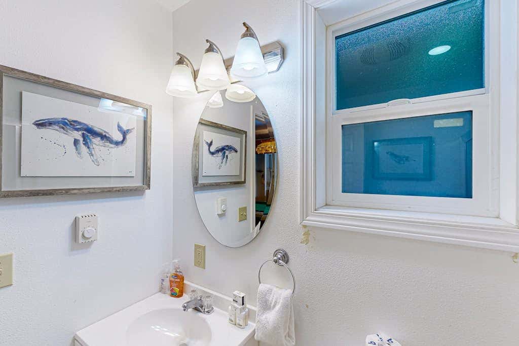 Dog-friendly cottage with pool table, fast WiFi, fireplace, W/D - walk to beach
