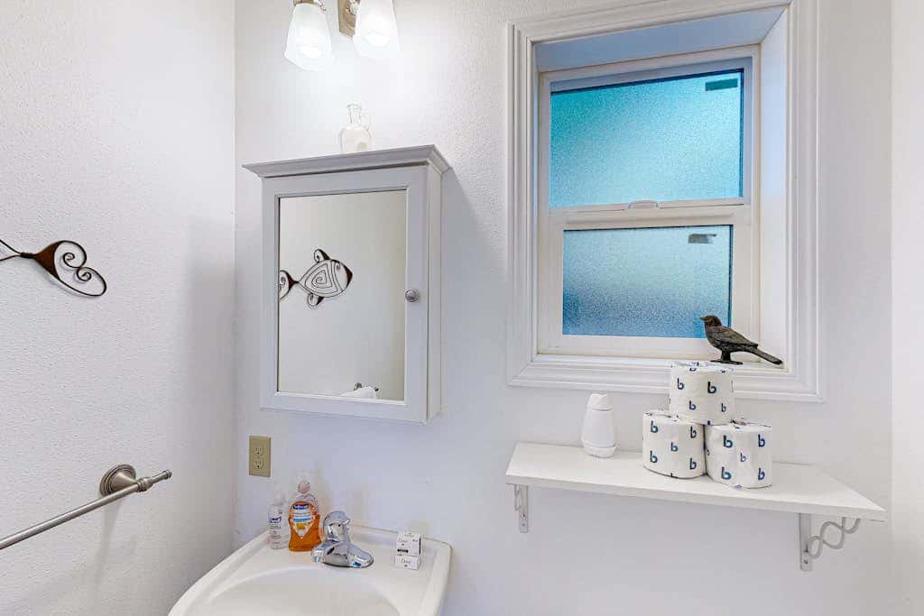 Dog-friendly cottage with pool table, fast WiFi, fireplace, W/D - walk to beach