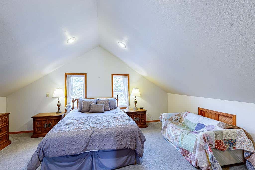 Dog-friendly cottage with pool table, fast WiFi, fireplace, W/D - walk to beach