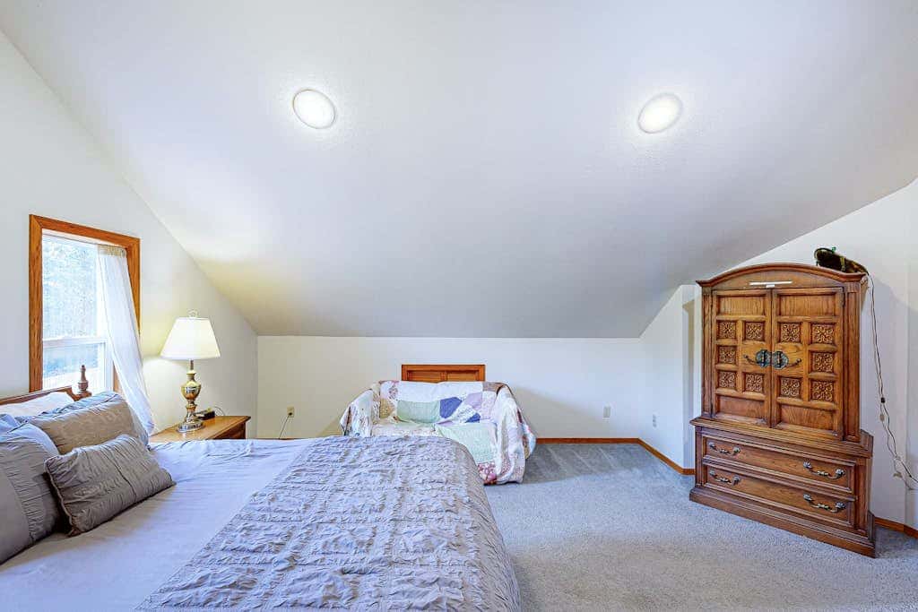 Dog-friendly cottage with pool table, fast WiFi, fireplace, W/D - walk to beach