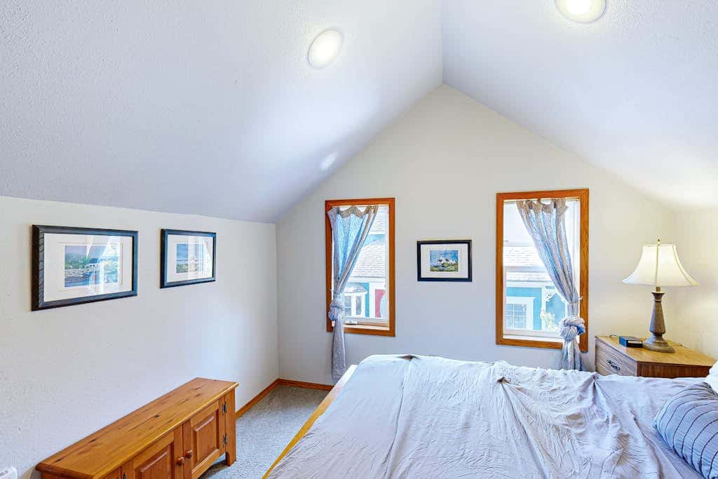 Dog-friendly cottage with pool table, fast WiFi, fireplace, W/D - walk to beach