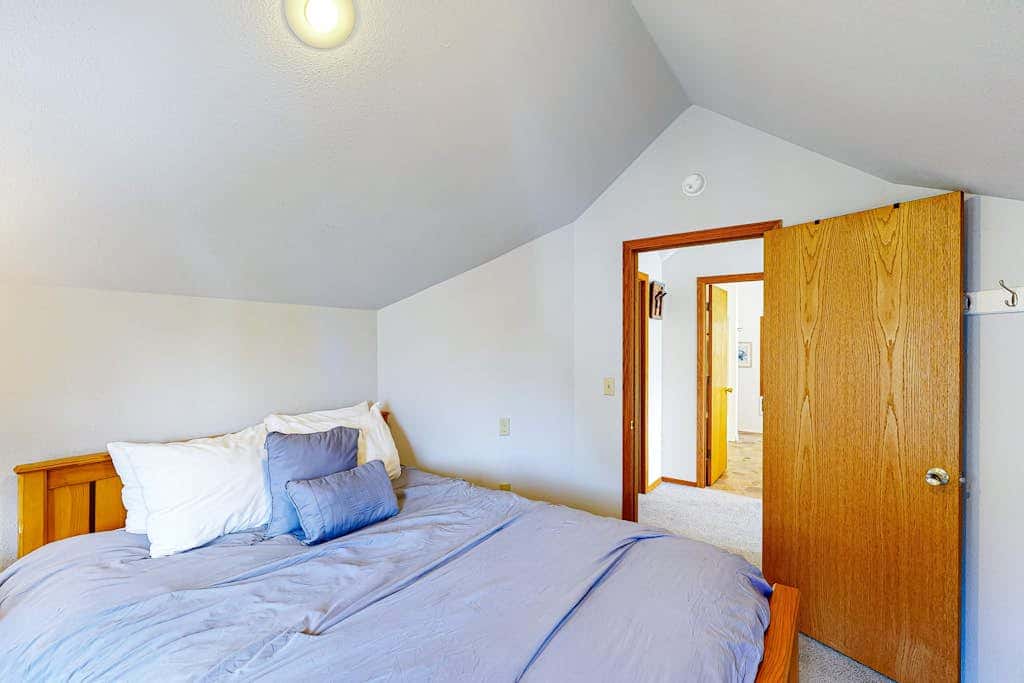 Dog-friendly cottage with pool table, fast WiFi, fireplace, W/D - walk to beach