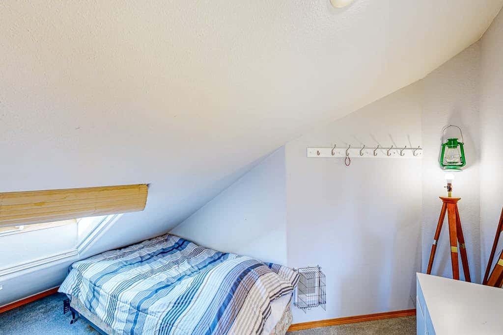 Dog-friendly cottage with pool table, fast WiFi, fireplace, W/D - walk to beach