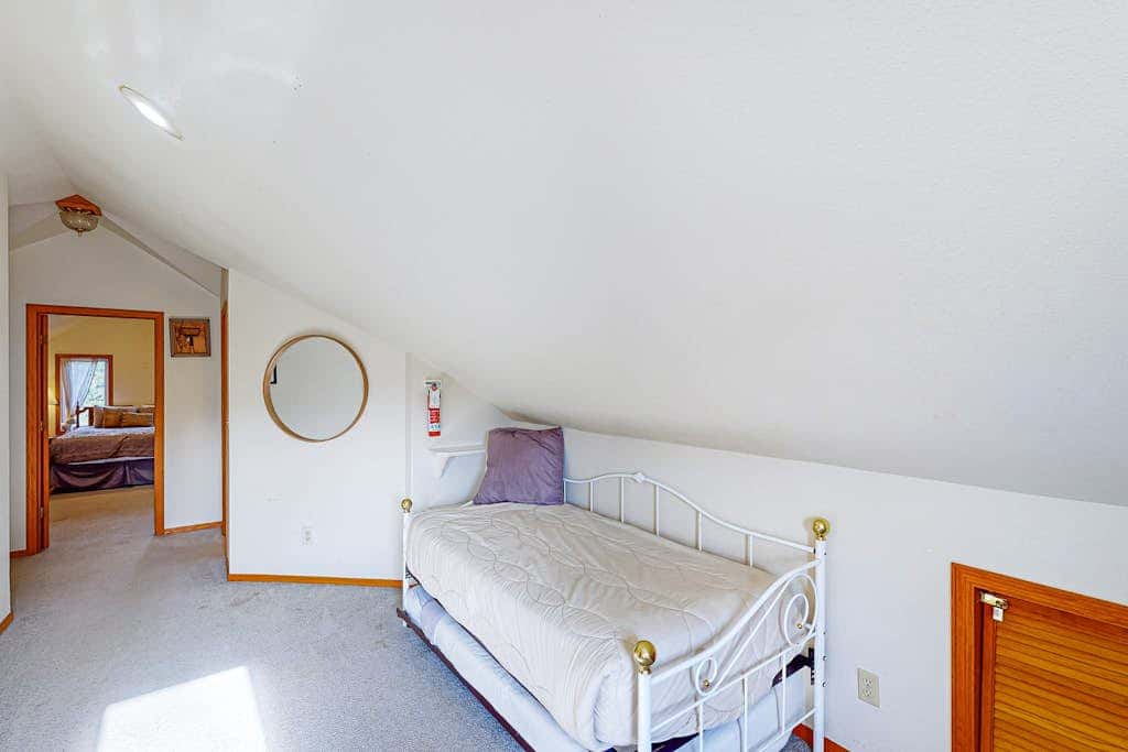 Dog-friendly cottage with pool table, fast WiFi, fireplace, W/D - walk to beach