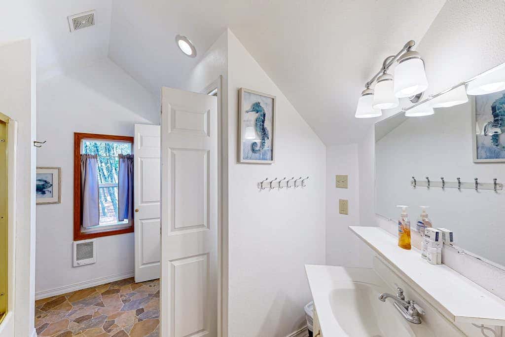 Dog-friendly cottage with pool table, fast WiFi, fireplace, W/D - walk to beach
