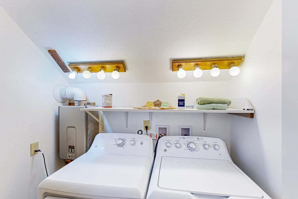Dog-friendly cottage with pool table, fast WiFi, fireplace, W/D - walk to beach