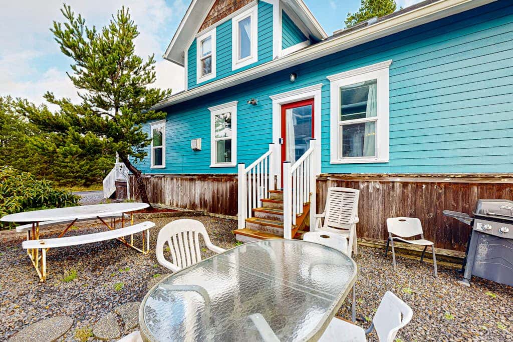Dog-friendly cottage with pool table, fast WiFi, fireplace, W/D - walk to beach