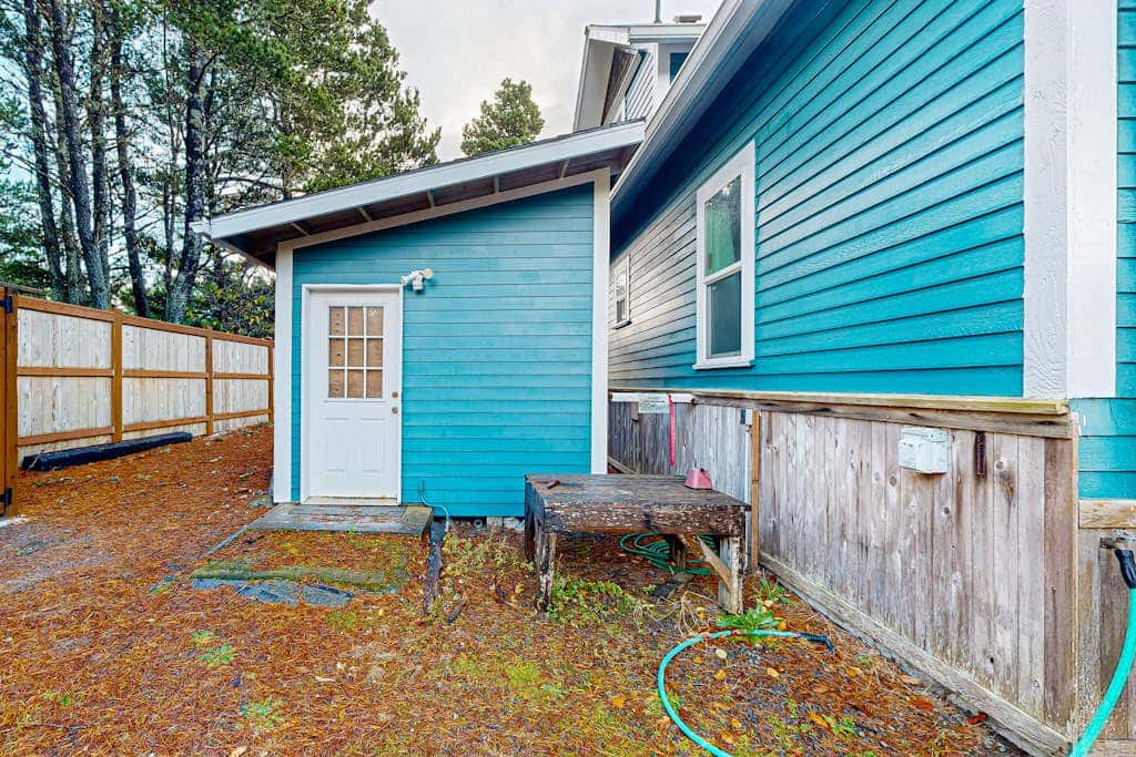 Dog-friendly cottage with pool table, fast WiFi, fireplace, W/D - walk to beach