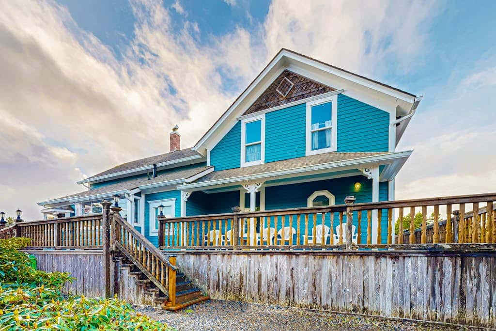Dog-friendly cottage with pool table, fast WiFi, fireplace, W/D - walk to beach