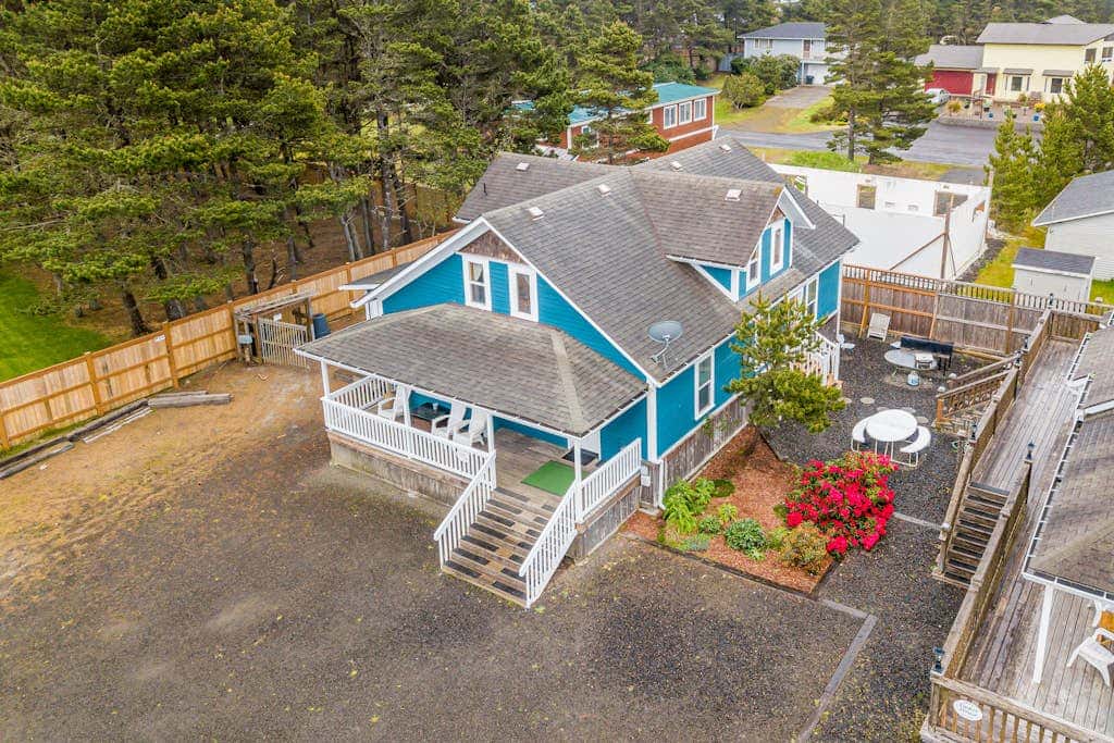 Dog-friendly cottage with pool table, fast WiFi, fireplace, W/D - walk to beach