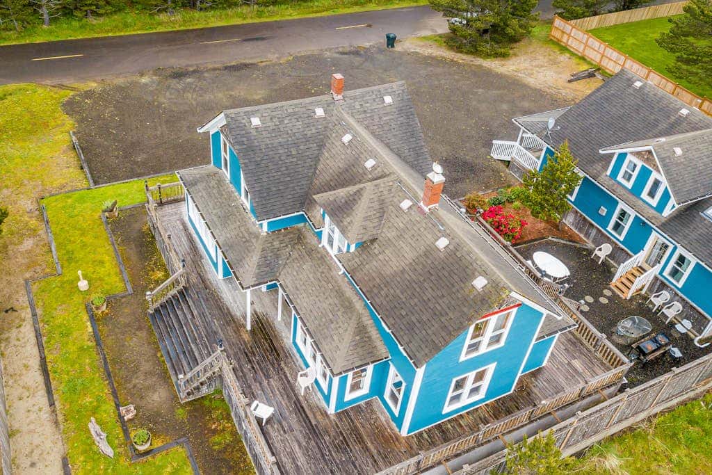Dog-friendly cottage with pool table, fast WiFi, fireplace, W/D - walk to beach