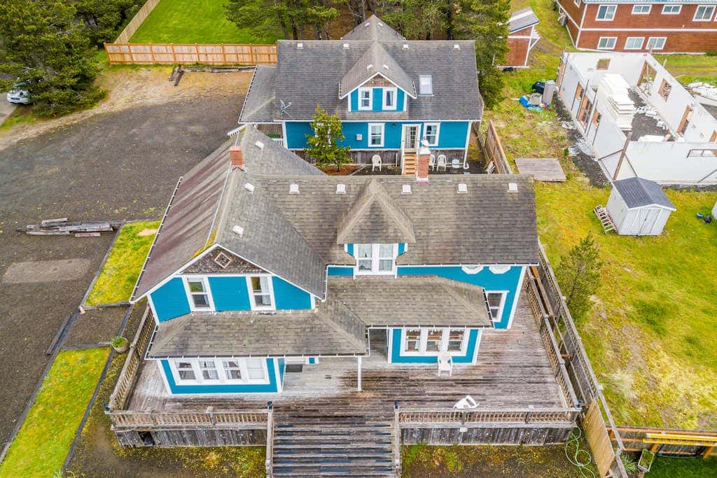 Dog-friendly cottage with pool table, fast WiFi, fireplace, W/D - walk to beach
