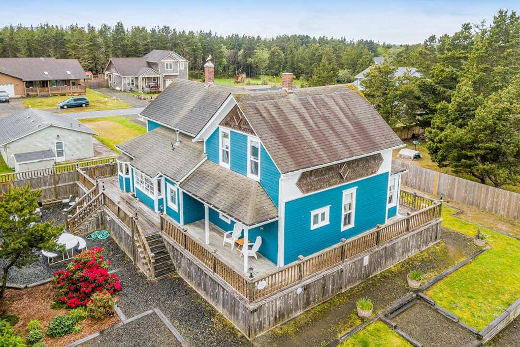 Dog-friendly cottage with pool table, fast WiFi, fireplace, W/D - walk to beach