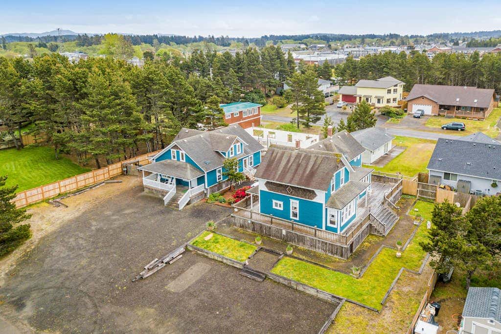 Dog-friendly cottage with pool table, fast WiFi, fireplace, W/D - walk to beach