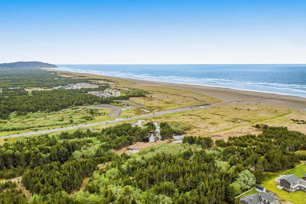 Dog-friendly cottage with pool table, fast WiFi, fireplace, W/D - walk to beach