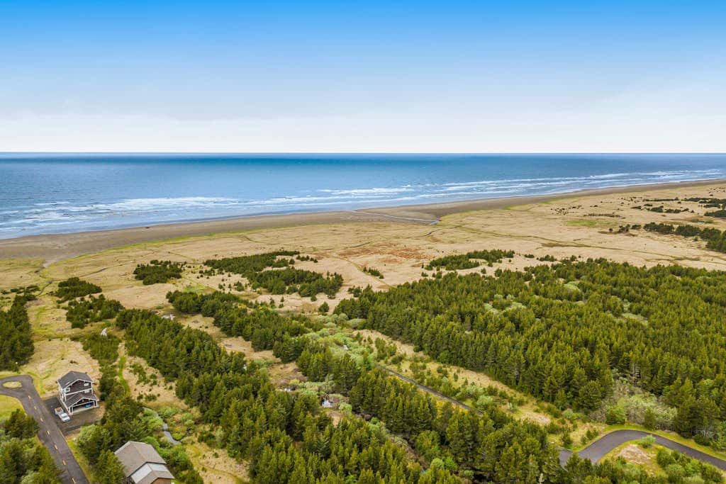 Dog-friendly cottage with pool table, fast WiFi, fireplace, W/D - walk to beach