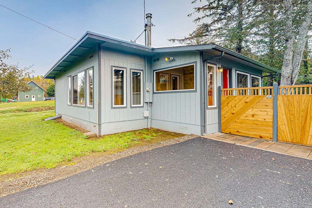 Home near the ocean with wood stove, large yard, washer&dryer, streaming, patio