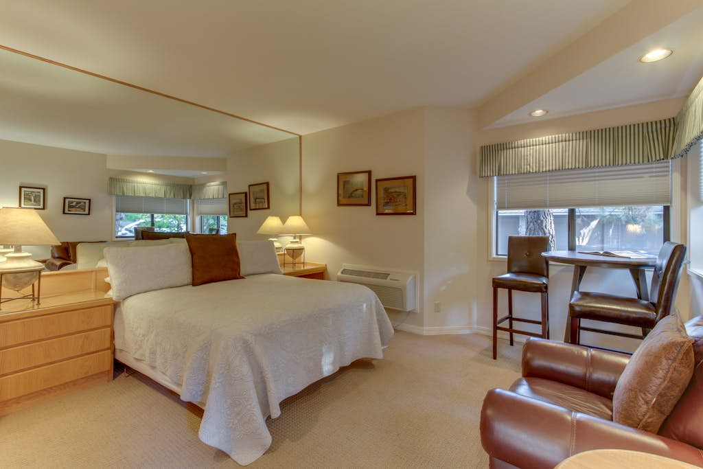 Cozy studio condo with free WiFi, shared pool & near river