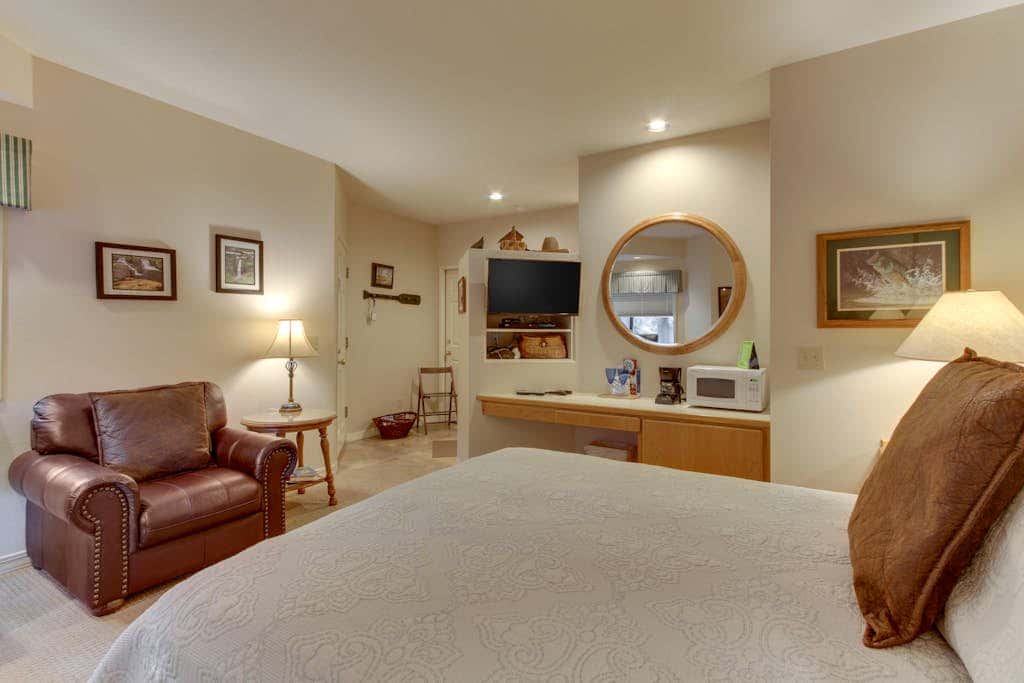 Cozy studio condo with free WiFi, shared pool & near river