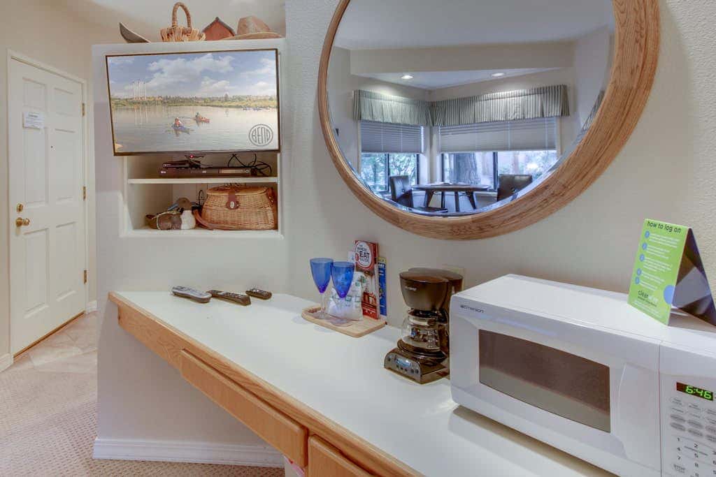 Cozy studio condo with free WiFi, shared pool & near river