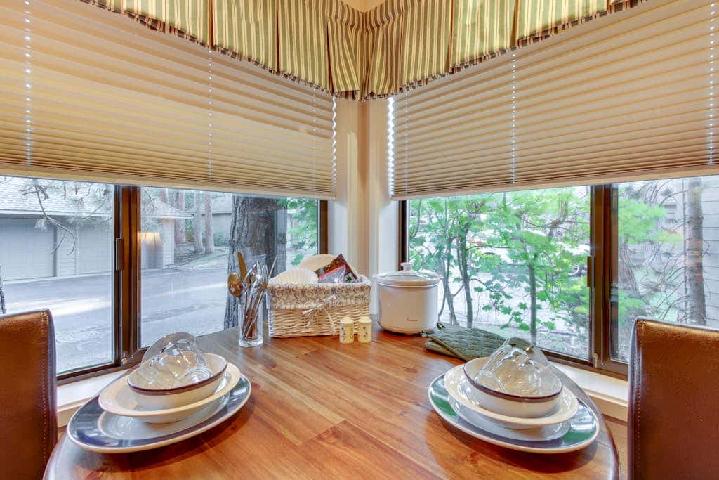 Cozy studio condo with free WiFi, shared pool & near river