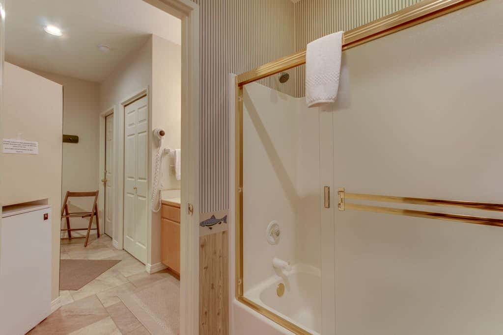 Cozy studio condo with free WiFi, shared pool & near river