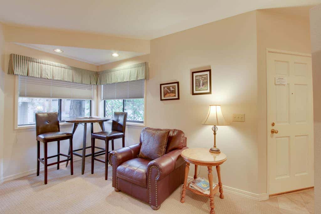 Cozy studio condo with free WiFi, shared pool & near river