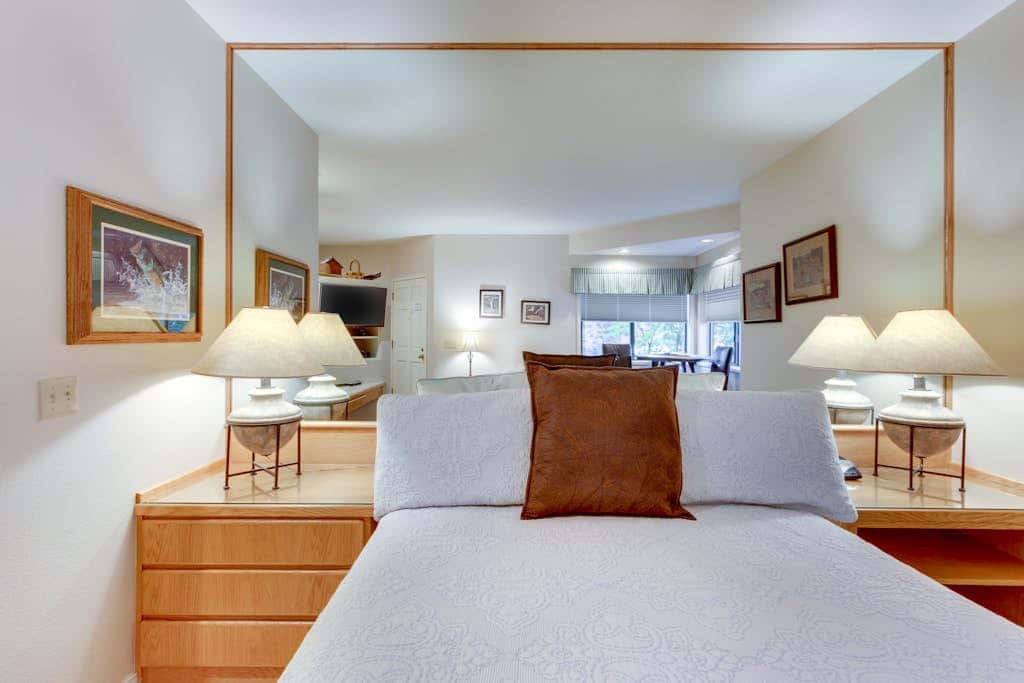 Cozy studio condo with free WiFi, shared pool & near river
