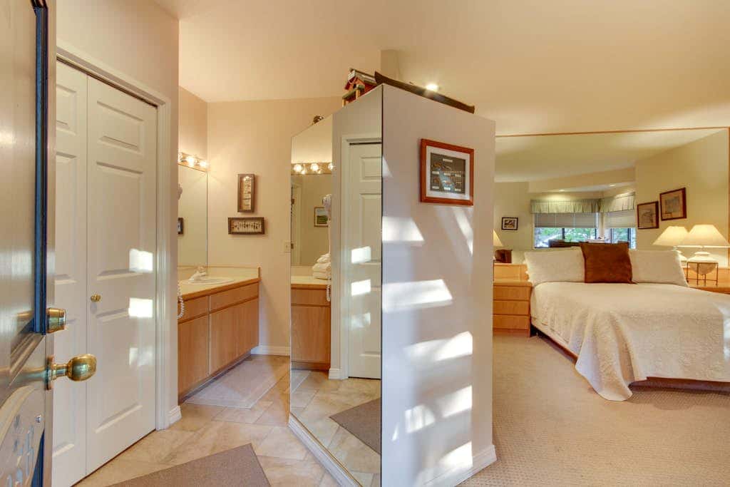 Cozy studio condo with free WiFi, shared pool & near river