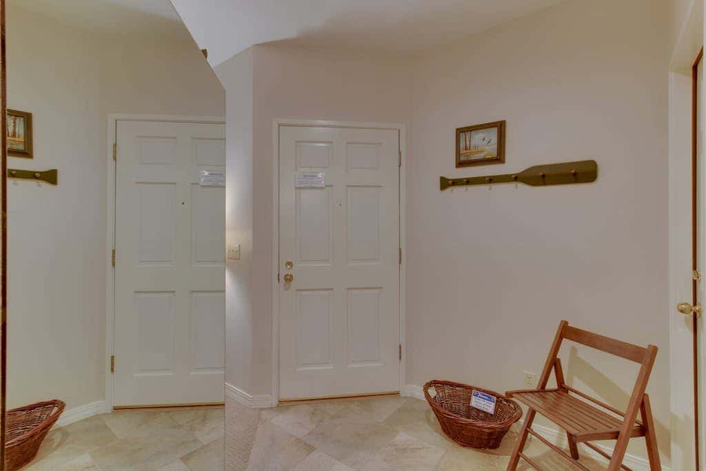 Cozy studio condo with free WiFi, shared pool & near river