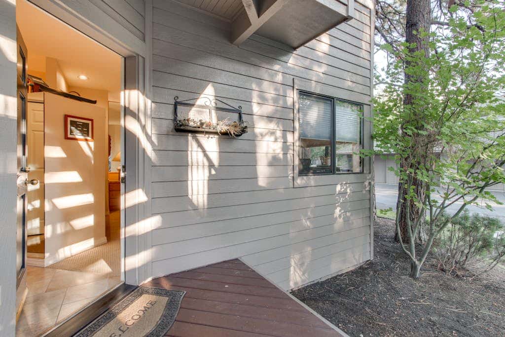 Cozy studio condo with free WiFi, shared pool & near river